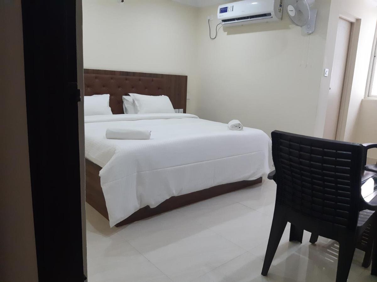 Cnr Residency Hotell Madanapalle Exteriör bild