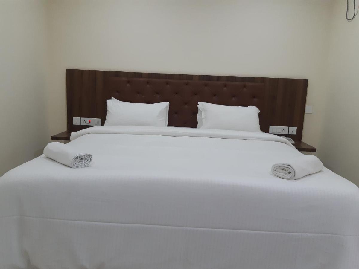 Cnr Residency Hotell Madanapalle Exteriör bild