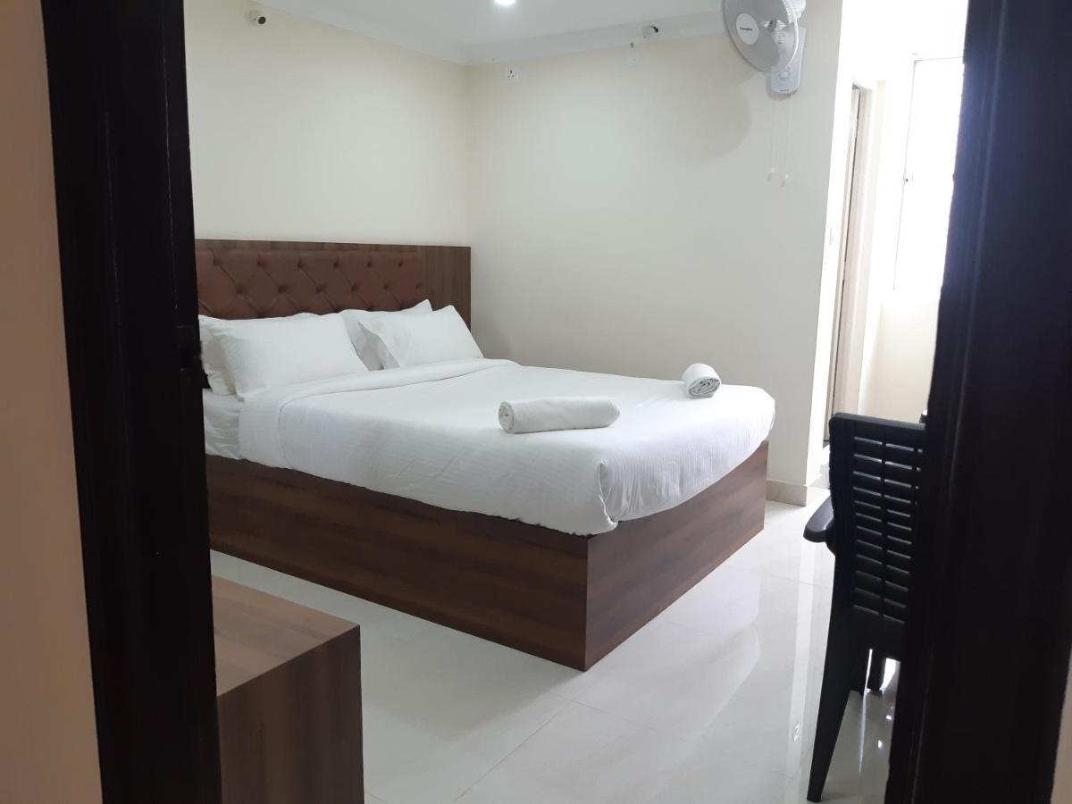 Cnr Residency Hotell Madanapalle Exteriör bild